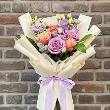 Букет цветов из:  Лизиантусы и Розы в Коврове