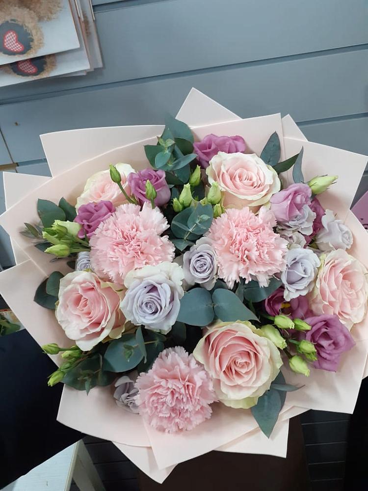 Букет цветов из: Розы, Гвоздики и Лизиантусы в Коврове